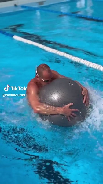 Nothing like a 2-for-1 swim drill🔥 In this fun drill you get to work your core strength and think about rolling straight forward in your flip turn💪 Could you do it? 👀 📸: @5styl.swim on IG #swimmercheck #swimmerproblems #swimmerlife #swimmerthings #swimmerdrill