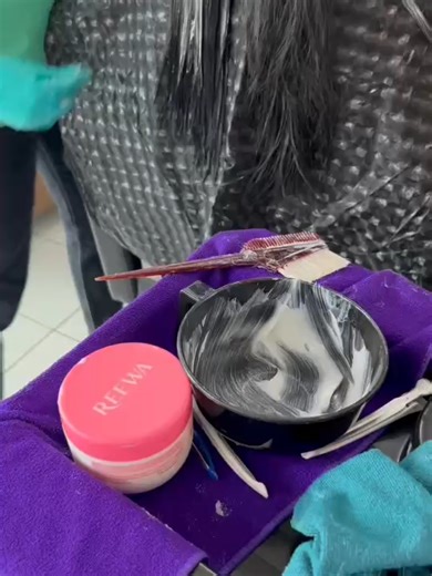 🌹 ทำไม REEWA ถึงให้ผลลัพธ์แบบ “ซาลอน” เพราะสูตรไม่ได้เล่นแค่จุดเดียว แต่ทำพร้อมกัน 3 อย่าง 1️⃣ ฟื้นโครงสร้าง (เคราติน โปรตีน) → ผมดูแข็งแรง ไม่เปราะ 2️⃣ เติมและกักน้ำ (ไฮยาลูรอน / humectant) → ผมนุ่ม ไม่แห้งตึง 3️⃣ เคลือบผิวผม (สารเคลือบคุณภาพ) → เงา ลื่น หวีง่าย เลยให้ฟีล Soft Glossy Spa ไม่หนัก ไม่แข็ง ไม่มัน #Reewa #บำรุงผม #รีวิวบิวตี้ #ทรีทเม้นท์เคลือบเงาผม