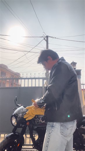 Riding the Royal Enfield Hunter 350: Café Racer Style