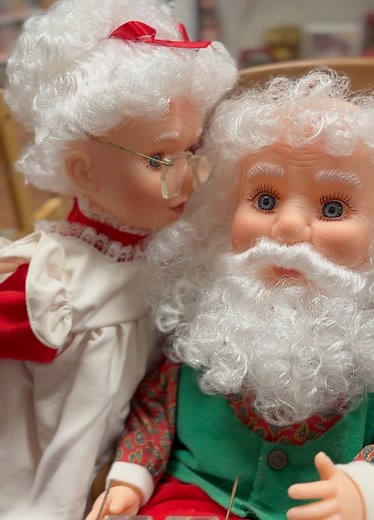 Mrs. Claus kissing Santa animated figurines 1993 #ChristmasDecor #SantaClaus | Jingle Bells Christmas Memories