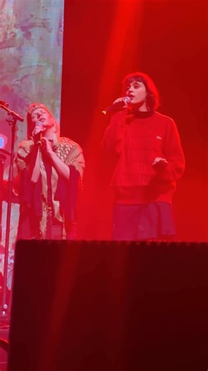 Aurora y Pomme interpretando Everything Matters en un show pro Palestina 🇵🇸❤️ 🎥: @le.media.musique | Aurora México