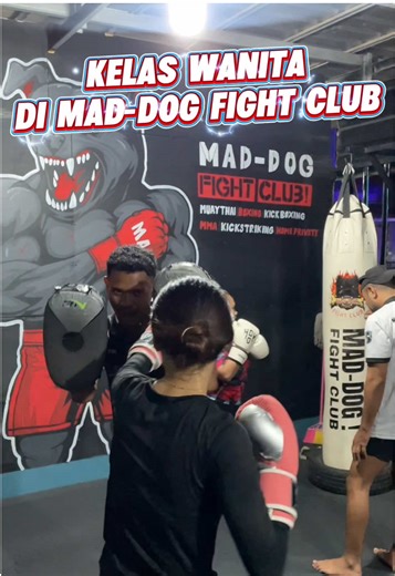 Woman Combat Class (Kelas Wanita) Di @maddog_fight_club Hai kawan dong semuanyahhh, maaf admin jarang upload eee, admin ada sibuk proyek sdikit kemarin. yang pasti ada kaitannya dengan @maddog_fight_club kedepannya. Hehehe. 😜 🥊🏆🥇 Kemarin taralu seru serius, antusias kelas wanita sangat keren dan son kalah dengan yang kelas atlet dong. Jang pikir nona-nona dong son punya power nah, ini bapang eee ! puku pad 4rd, semuanya powerfull nah. 🤭😁 Admin juh kaget dengar dia pung bunyi pas edit video