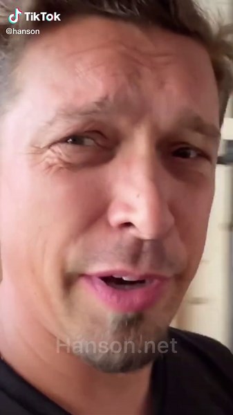 We always find something to entertain us backstage ✍️ if you want to read Zac’s full letter, check out the tour vlog on Hanson.net!