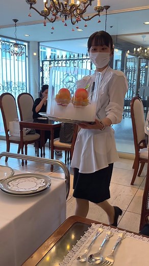 白桃パフェと飴細工の絶妙な組み合わせ