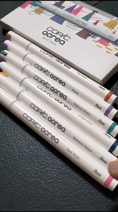 ✨ Exciting news! ✨ Copic sent me their brand-new Copic Acrea set, and I couldn’t wait to try it out! This gorgeous set includes 6 vibrant, highly pigmented pens in the shades: Red Bean, Dark Rose, Mustard Yellow, Peacock Green, Pansy, and Indigo Blue. The color assortment is absolutely stunning—perfect for adding bold, dynamic tones to any project. I tested these pens on both dark and light paper, and I was amazed by their performance! The colors stayed vivid and opaque on both surfaces, making 