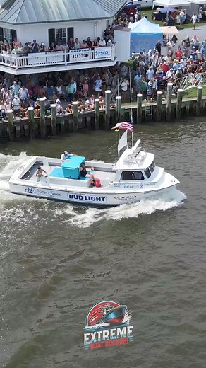 Captain Sydney brings it in under 30 seconds. | Extreme Boat Docking