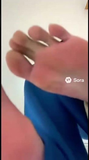 足で掴まれるパート2。#feet #foot #足 #足裏 #funny #soles #giantess