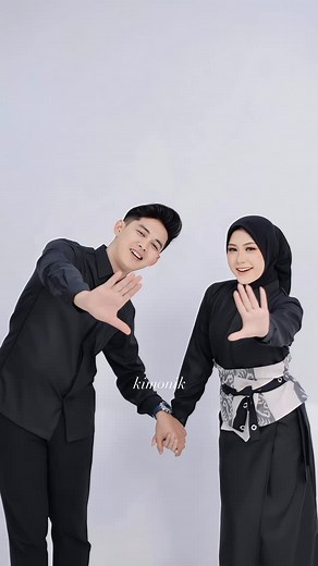 KIMONIK OUTFIT TENUN on Instagram: "Set couple Lexa Kemeja wanita panjang Bahan: full katun toyobo Harga: Rp 195.000 Size xs - bigsize (size chart ada di slide produk) Rok wanita: Bahan: full katun toyobo Harga: Rp 190.000 Lingkar pinggang dan panggul: free/ model A line tali Panjang rok: 95cm OBI TENUN Bahan: tenun berlapis Harga: Rp 65.000 Size: all size (xs-xxxl) Kemeja panjang pria Bahan: full katun toyobo Harga: Rp 220.000 Tersedia size S - XXXL (size chart ada di slide) Whatsapp kimonik cu