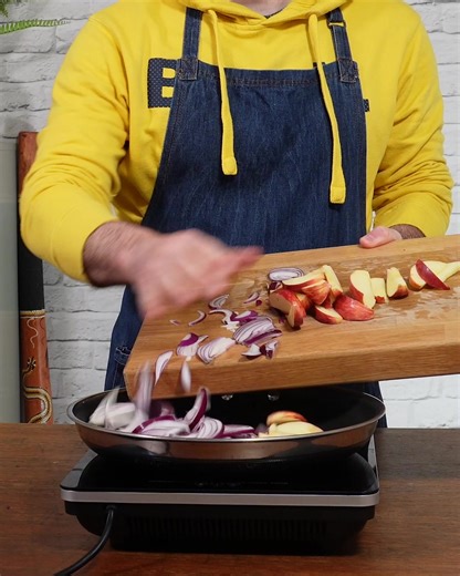 😋 Slow cooker apple and honey pulled pork features succulent pork loin infused with the natural sweetness of apples and a hint of honey, it’s slowly cooked to perfection over 7 hours. ✅ Get the full recipe along with 400 more high protein recipes in my brand NEW recipes app here: https://app.foodforfitness.co.uk/nKTY/fb | Scott Baptie
