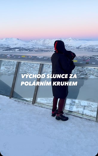 229K views · 2.2K reactions | Nebojte, není tu celý den tma. Východu slunce totiž předchází úsvit a západu zase soumrak. Ale kosa teda děsná. Vyjeli jsme lanovkou sem nahoru a nedalo se být venku dlouho, navíc s dětmi. Ale detske hřiště tam měli, to jo #cestujemeczsk #cestovanie #cestovani #norsko #tromso | Cestuj za babku | Facebook
