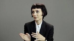 ✘ VIDEO → INTERVIEW: Proprio ieri, in occasione del compleanno di Rooney, l'account youtube di 'W Magazine' ha pubblicato questo piccolo spezzone di intervista, registrata qualche mese fa. - Qual è il compleanno che ricordi maggiormente? - Quello che ricordo di più? Penso quello dei miei 18 anni, eravamo in Perù. Mi ero diplomata prima del previsto e stavo viaggiando con questo gruppo di ragazze, alloggiavamo in un ostello, e avvertivo un pò di nostalgia. Eravamo lontante da casa da due mesi, or