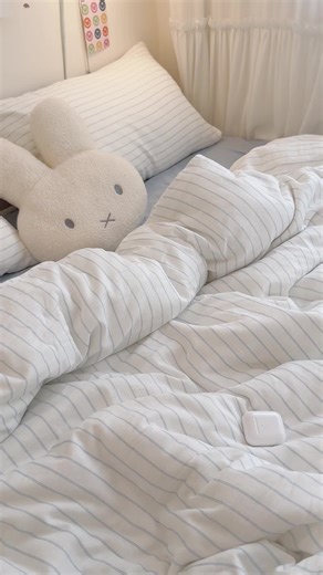 Embrace calm minimalism with our white and light blue striped bedding. Its soft texture and clean lines turn your bedroom into a serene, cozy retreat. #stripedbedding #calmminimalism #sereneretreat #cozyhome #girlgem
