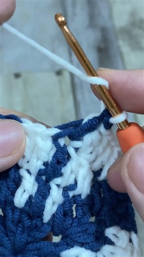 THIS GRANNY SQUARE IS SO SATISFYING TO WATCH #short #grannysquare