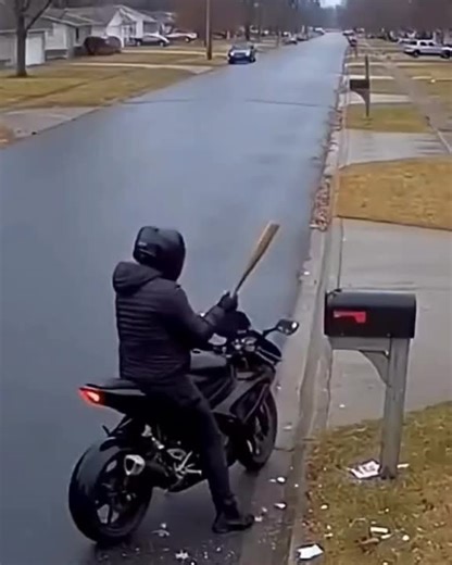 Інсайт Україна on Instagram: "👺У американців масово крадуть посилки В Америці масово крадуть в американців посилки з поштових скриньок біля будинків. Люди скаржаться у поліцію, надають відео з камер відеоспостереження, а результату нуль. Деякі жителі США підійшли досить креативно до боротьби зі злодюгами. Вони у поштові скриньки або муляжі посилок закладають пастки з фарбою, які вибухають при контакті. Після залиття фарбою злодій ще довго не може відмитися від фарби. Креативні борці зі злодюгам