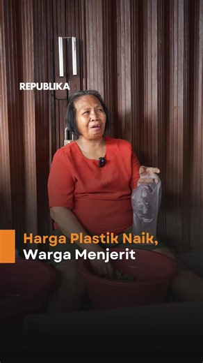 Efek domino konflik Iran-AS makin terasa. Kali ini, kenaikan harga plastik yang dikeluhkan masyarakat. Walaupun harga plastik naik, pedagang yang menggunakan plastik sebagai salah satu komponen jual belinya ternyata memilih untuk tidak menaikkan harga karena takut daya beli menurun. Gimana liputan lengkapnya? Yuk, simak selengkapnya dalam video berikut ini. Naskah\t\t: Poppy Fadhilah Videografer \t: Subhan Zainuri Ikhsan Produser\t\t: Ajeng Larashati Video Editor\t: Rizky Lutfiansyah #Republika 