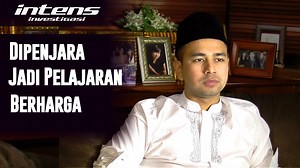 Perjalanan hidup seorang Raffi Ahmad untuk mencapai kesuksesan tak mudah. Banyak batu rintangan yang harus ia hadapi sebelum sukses dapat digapai. Menggeluti dunia hiburan sejak usia 14 tahun dan menjadi tulang punggung keluarga setelah sang ayah meninggal, Raffi Ahmad kini menjadi salah satu selebritis indonesia dengan pendapatan tertinggi. Kini dikenal sebagai artis kaya raya, seperti apa masa lalu Raffi yang pernah mendekam di balik jeruji besi? | CumiCumi.com