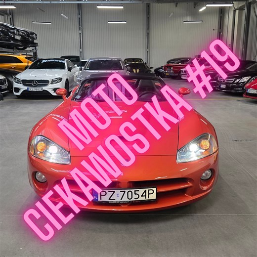 Moto Ciekawostka #20 Dodge Viper Dodge Viper to już ikona amerykańskiej motoryzacji. Lekkie nadwozie, potężny silnik, napęd na tył i brak dachu. Przepis nie odbiegający od innego bohatera amerykańskich dróg – Shelby Cobry. I nic w tym dziwnego. Gdy w 1989r prezes Chryslera Bob Lutz chciał ożywić markę Dodge poprosił samego Carrolla Shelby o pomoc. Od początku był zainspirowany sukcesem Cobry i szukał jego nowej interpretacji. Shelby pomimo sporych problemów zdrowotnych nie tylko pomógł co nawet 