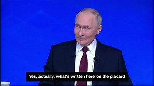 EN VIDÉO | Il demande sa compagne en mariage... pendant la grande conférence de presse annuelle de Poutine