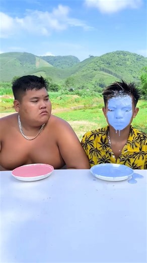 The two brothers play pranks on each other, the colors are so funny 😱😊🌷🌼 #shorts #cute