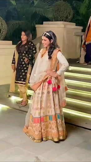 NIMRAT KHAIRA on Instagram: "Gulabi Rang toh Gulabi Note Vaarda... 🌸🌸 Follow for Latest updates... . . . . . @nimratkhairaofficial #nimratkhaira #nimratkhairaofficial #sidhumoosewala #ammyvirk #diljitdosanjh #punjabi #karanaujla #punjab #chandigarh #kisaan #kisaanmajdoorektazindabad #delhi #desicrew #bhangra #sargunmehta #gulabirang #friday #punjabisongs"