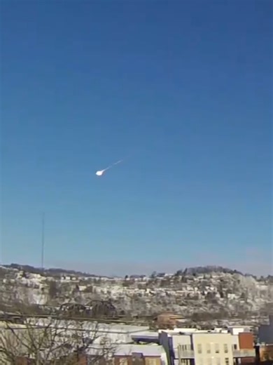 More footage is emerging of what appears to be a meteor crashing to Earth earlier today. Meteorologists say the impact area may be near Bay Village, Ohio, with some reports suggesting it could have landed in Lake Erie. At this point, details are still developing and have not been fully confirmed. I'll continue to monitor for verified updates. #Meteor #Ohio