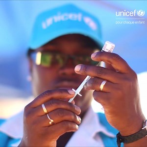 7K views · 125 reactions | Un autre vœu pour 2022, et non des moindres : #VaccinsPourTous. Les vaccins contre la COVID-19 contribueront à mettre fin à la pandémie. L’UNICEF poursuivra ses efforts pour améliorer l’accès des communautés vulnérables aux vaccins, partout. Quel est votre vœu pour 2022 ? | UNICEF (FR) | Facebook