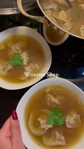 🚨 The MOST requested recipe is finally here: My Wonton Soup! 🥟🍲 A total game-changer, this soup is so good it disappears the same night—seconds and thirds are a must. Ready? Let’s dive in: Ingredients For the Dumplings: - 1 lb ground beef - 2 green onions, finely chopped - 1 heaping tbsp cornstarch - 2 tbsp soy sauce - 1 tbsp sesame oil For the Broth: - 1 pack pre-sliced mushrooms - Olive oil for sautéing - 5-7 tbsp chicken bouillon powder (or substitute with chicken broth) - 8 cups water (4 