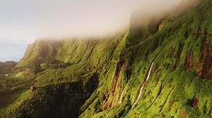 「ポルトガル、アゾレス諸島のフロレス島、ポコ・リベイラ・ド・フェレイロ。 鮮やかな緑の丘の間にそびえ立つクリークが続く。 霧の中で溺れている鮮やかな緑の山々の空撮。 高品質の4K動画」の動画素材（ロイヤリティフリー）1070711524 | Shutterstock