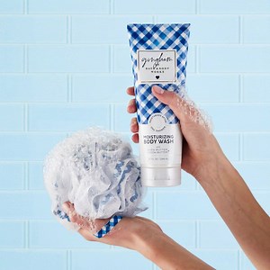 ✔ Instant hydration ✔ Rich, creamy lather ✔ Clinically tested to moisturize after just 1 shower ✔ & of course it comes in our NEW Gingham fragrance! Hands up 🙋 if you're adding NEW Moisturizing Body Wash to your routine! | Bath & Body Works