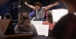 Dirigent Johanna Soller: ‘Iemand moet de eerste vrouw zijn, ik hoop vooral dat ik niet de laatste ben’