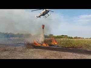 El trabajo del helicóptero en la Isla Puente para apagar los incendios