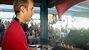 When David Guetta played music ... 🤔 We found this Video that shows David Guetta can even play without the sync Button & it's not even EDM Bullshit! | Techno Live Sets