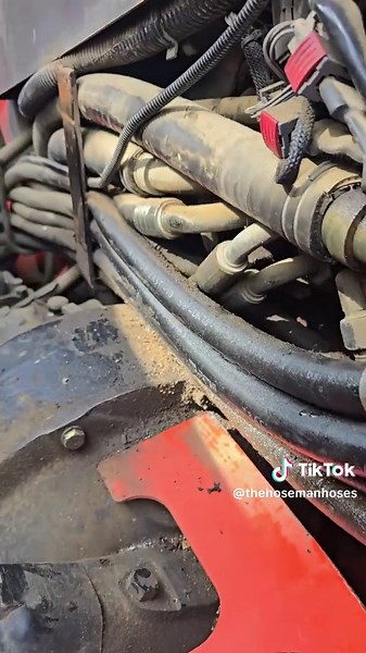 Customer called stating our recent leg hose replacement was leaking, but unfortunately for them another hose had decided to start squirting at the ferrule! Hose replaced, oil topped up and back to work she goes!! For all your hydraulic needs, you know who to call!📞🦸‍♂️🔧 #thehoseman #hydraulichoses #hydraulichose #hydraulicvalves #hydraulics #hydraulicpumps #hydraulicoil #servicevan #rapidresponse #theynotlikeus