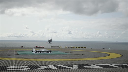 SE VIDEO: Denne dronen kan frakte opp til fire kilo utstyr i dag. Utviklingen går fort, og om kort tid vil lastekapasiteten være betydelig større.