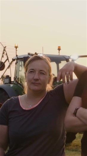 Drei Praktiker haben den Fendt 728 Vario Gen7 auf drei verschiedene Arten getestet: Mähen und Schwaden, Transport und Frontladerarbeiten mit dem Traktor. Sieh Dir das vollständige Video auf YouTube an: https://youtu.be/_melyRl6jJ8 | Fendt