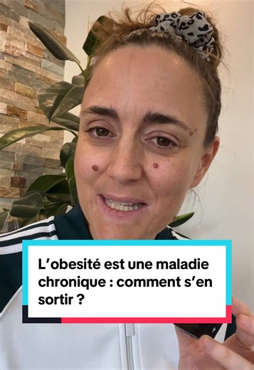 🎁 –30 % sur les abonnements trimestriel et annuel à mon studio en ligne jusqu’au 8 mars à l’occasion de la Journée mondiale de l’obésité. Parce que non, l’obésité n’est pas simplement “manger moins et bouger plus”. C’est une maladie chronique complexe, souvent liée à une histoire : traumatismes, stress, maladies, fatigue, perte de mobilité… La perte de poids durable passe par : ✨ comprendre son corps ✨ se reconnecter à soi ✨ retrouver le plaisir de bouger ✨ avancer vers plus de santé et de qual