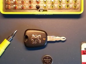 How to change the key battery of a Peugeot 206