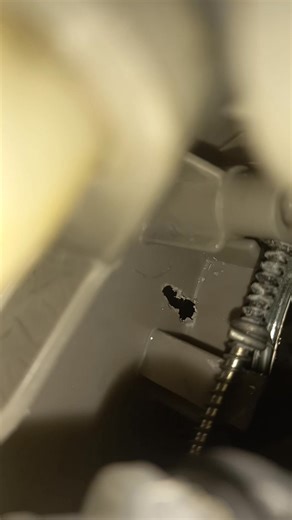 5.6K views | Réparation lave linge electrolux, se met en sécurité sécurité antidebordement, après mise en route et essai je detecte le problème, la cuve percée. Heureusement le trou n'est pas très grand et il existe des pâtes bicomposants très efficace. Donc rebouchage, séchage et c'est réparé. Ne jette pas à la première panne, il est plus économique et écologique de faire réparer que d'en changer. David Depann'express 0667249127 | Depann'express | Facebook