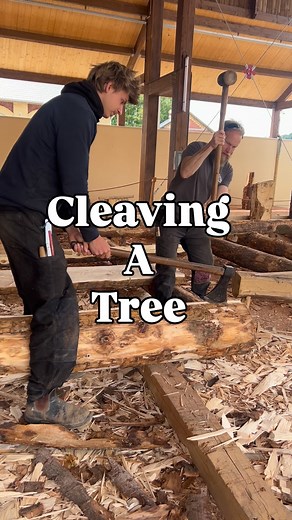 Using wooden wedges to cleave a log in half. This is an ancient carpenter, or woodwright’s technique. With the help of the incredible hewer @marlinsquirrel we first make a notch on both sides of the timber (not shown) which gives us a line that we mark with the axe. Then we start at the end of the tree and add wedges, cutting any crossing fibres as we go. Then keep hammering on those wedges and watching the split until it turns into two pieces ! This was my first time using this method, and I wa