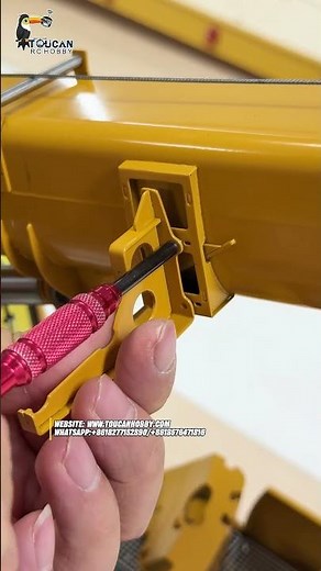 This sturdy, durable and highly realistic 1/14 scale RC hydraulic mobile crane truck D1050