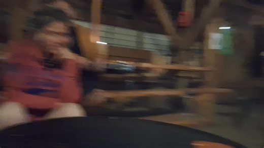 Czasem trzeba podlać suchą trawę na Trampie, więc wywołujemy deszcz szantami ;) W lipcu 2025 "Pożegnanie Liverpoolu" (polskie sł. Krzysztof Kuza i Jerzy Rogacki, muz. tradycyjna) poprowadziła Aniela i Grzegorz - pozdrawiamy! 💚🔥🎼🎸 #noclegibieszczady #camping #agroturystyka #noclegi #polenamiotowe #tramparaj #Cisna #szanty #muzykanazywo #ognisko | Pole namiotowe TRAMP Cisna