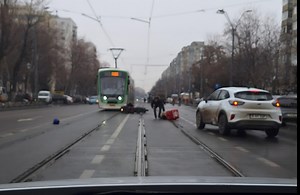 Liniile 1 și 10, blocate pe șoseaua Olteniței, după un accident auto vs scuter proiectat pe șinele de tramvai. Martor: Circulație oprită, coadă imensă • Știri București
