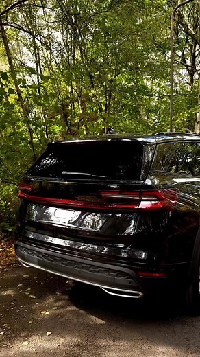 Luxury and precision combined in a sporty yet practical package — the Kodiaq Sportline! Check out this stunning Kodiaq Sportline 2.0 TDI 4X4 in Black Magic Pearl. It oozes refinement, confidence, and capability — a car that’s 99% ready for anything you throw at it. One of the few truly sporty 7-seaters on the market, it delivers a driving experience that takes your breath away — without compromising on space or comfort. And with the optional Winter Pack including a heated windscreen, this Kodiaq