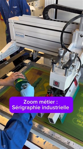 🎨 Envie d’imprimer tes idées et de transformer l’encre en image ? 👉Forme-toi à la sérigraphie industrielle ✨ Ton quotidien en formation : → Lire et analyser un dossier de fabrication → Créer la forme imprimante & fabriquer les écrans → Choisir et préparer les encres selon le support → Régler les presses & contrôler le séchage → Vérifier la qualité et assurer le suivi des tirages 👀 Ce métier est pour toi si : → Tu es créatif et minutieux → Tu aimes les couleurs, les textures et la précision → 