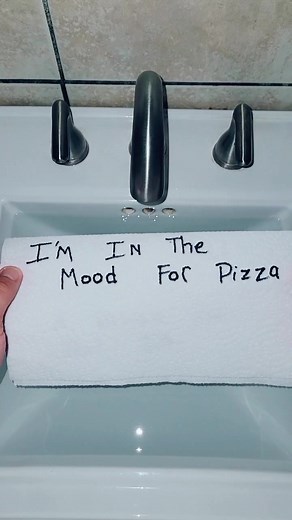 Who doesn't like pizza? #papertowelmessage #saywhatyoufeel #magic #trending #lol #humor #funny #CNI #showlove #fyp #foryoupage #fypシ゚viral #foryou #foryourpage
