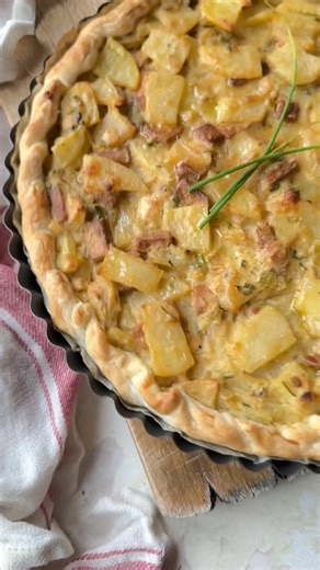 Francesca . Cucina Vegetale 🌱 on Instagram: "Quiche veg porri e patate Il mio Salvacena preferito sono senza dubbio le torte salate, perfette come piatto unico da accompagnare a delle verdure e ideali poi da portare il giorno dopo a lavoro✨ INGREDIENTI * 1 confezione di pasta sfoglia vegetale * 3 patate medie * 1 porro * 100 g di tofu * 1 cucchiaino di paprika affumicata * 2 cucchiai di salsa di soia * 100 g di farina di ceci * 200 g di acqua * 1 cucchiaio colmo di lievito alimentare * Erba cip