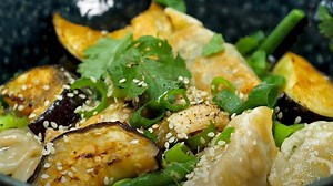 We’ve made this ramen recipe – inspired by a trip to Los Angeles – countless times. You can play around with the ingredients here – if you can’t find the gyoza, then plant-based chicken is a great alternative, and you can use other greens instead of the beans, if you like! This recipe is from our brand new cookcook Speedy BOSH! which drops later this month! Pre-order via the link HERE - http://bit.ly/2ZFHwKb Big Love, Henry & Ian x #bosh #vegan #veganmainstream | Bosh