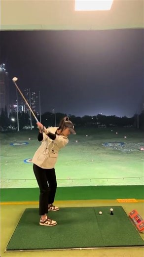 Girl hitting powerful pro shots in the night 🌃⛳ #GolfPractice #GolfUSA #GolfSwing #GolfGame