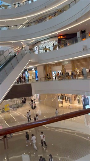 青島の万象城 MixC: Qingdao's Huge Shopping Mall