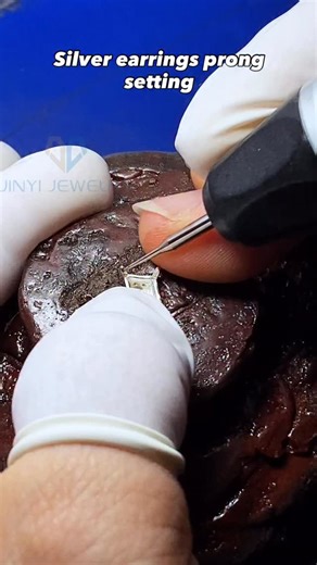 Jinyi jewelry on Instagram: "Silver earrings prong setting #jewelry #jewellery #jewels #silver #earrings"